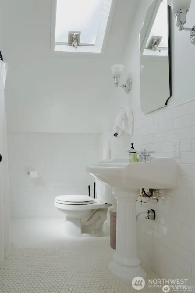 Shared bath for rooms 4 and 7