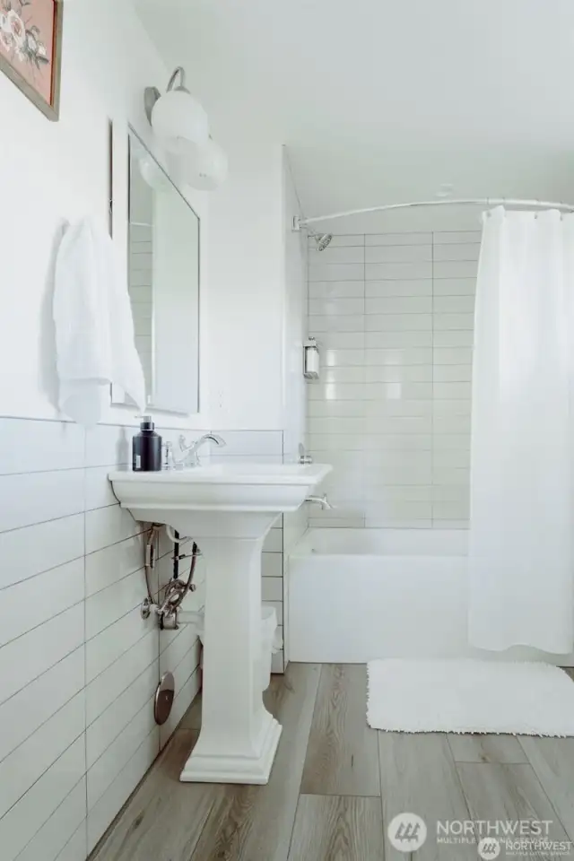 Room 6 bath