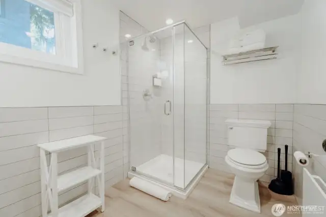 Room 5, bathroom