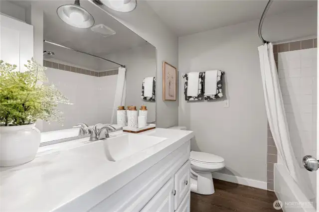 Clean and functional full bath, perfect for everyday use or guests