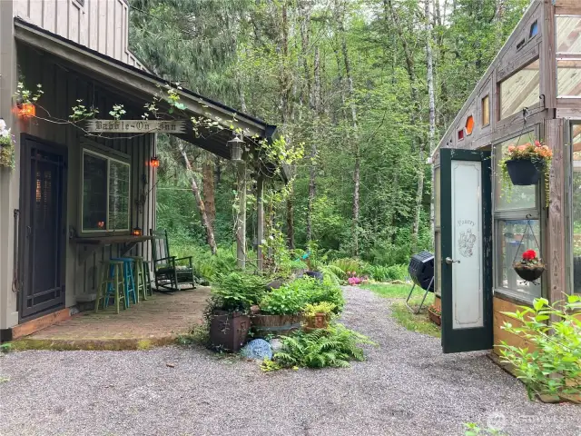 The cottage and the opening toward the greenhouse