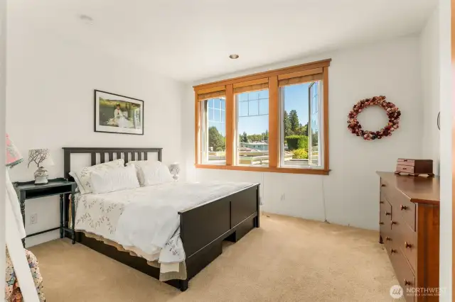 Primary Suite w/ walk in closet & bath w/ jetted tub & walk in shower