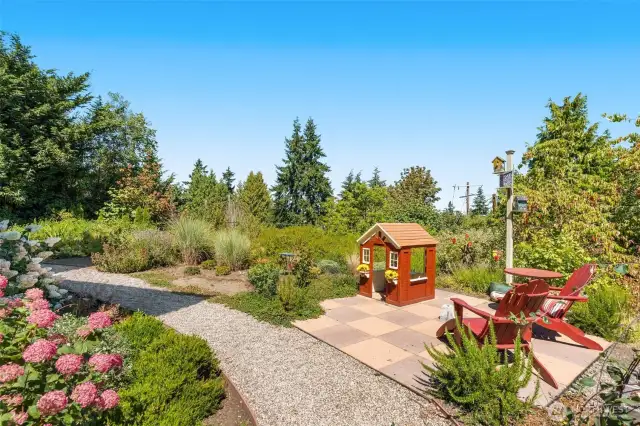 Charming garden leading to patio w/ gas line for firepit