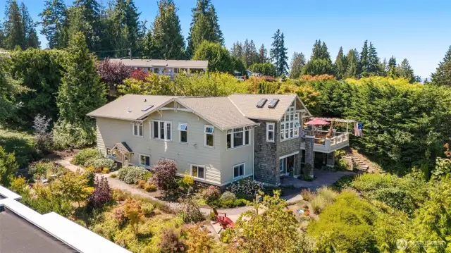 Mature landscaping & garden loop around the house