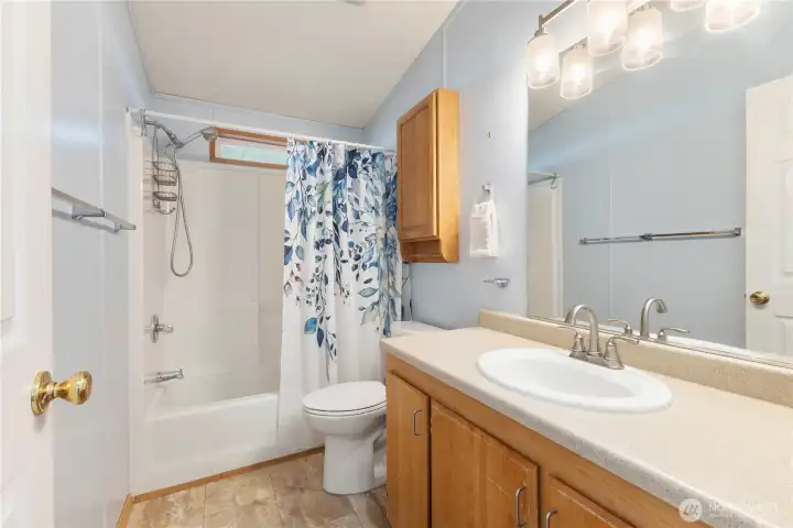 Full guest bath conveniently located near additional bedrooms
