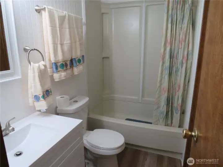 another shot of 2nd full bathroom