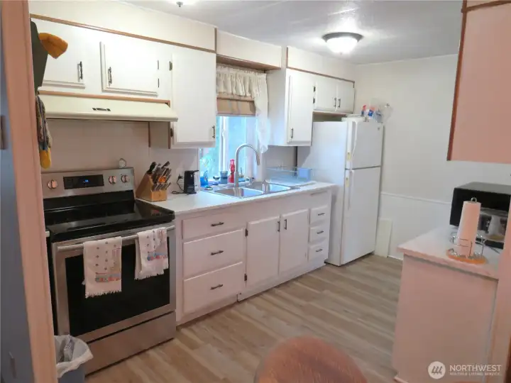 Kitchen lots of cabinets and couter space