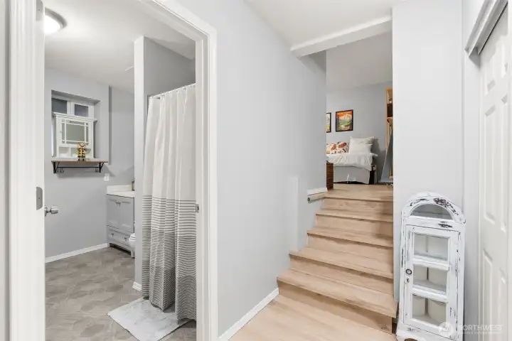 Next to the secondary bedroom you will find another bathroom with the laundry room!