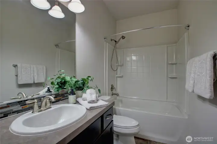 Main guest bathroom with tub / shower.