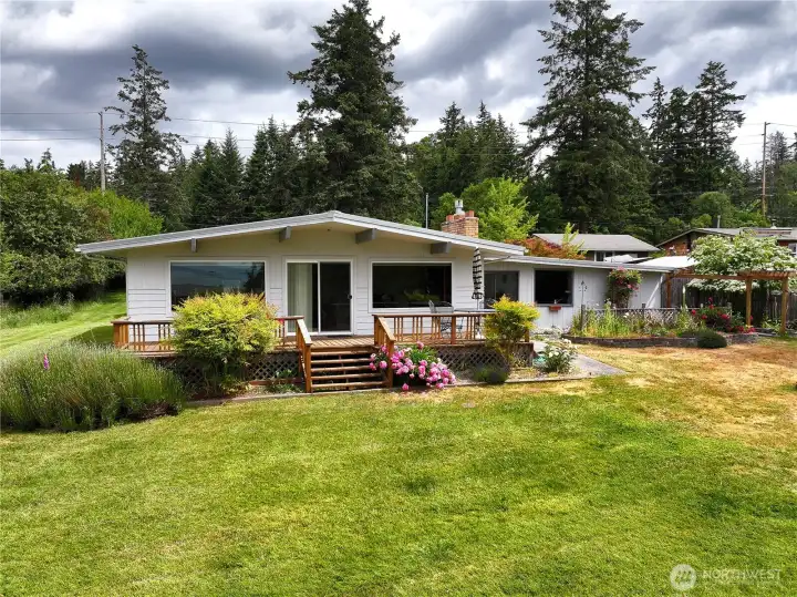 Charming single-level home in a desirable location. Charming single-level home in a desirable location.