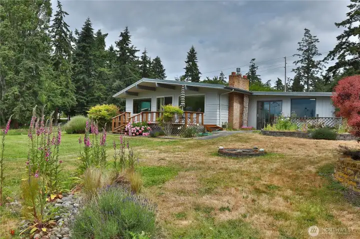 Ample space for entertaining and recreation. Ample space for entertaining and recreation.