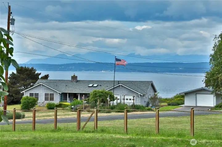 Enjoy captivating shipping lane views. Enjoy captivating shipping lane views.