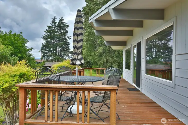A cozy outdoor space to enjoy the view and island lifestyle. A cozy outdoor space to enjoy the view and island lifestyle.