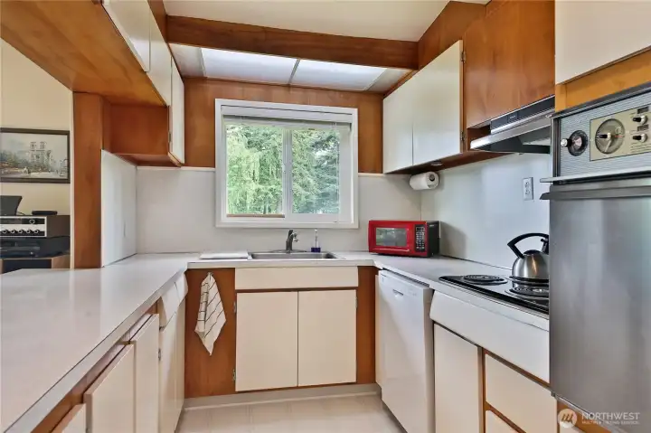 A welcoming kitchen with island lifestyle appeal. A welcoming kitchen with island lifestyle appeal.