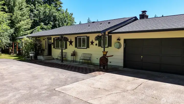 Welcome home as you pull into a Half circle driveway, conveniently located, hot and cold water spicket for car washing Welcome home as you pull into a Half circle driveway, conveniently located, hot and cold water spicket for car washing