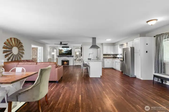 Elegant touches throughout the house, allow you enjoy modern touches with the feel of the country Elegant touches throughout the house, allow you enjoy modern touches with the feel of the country