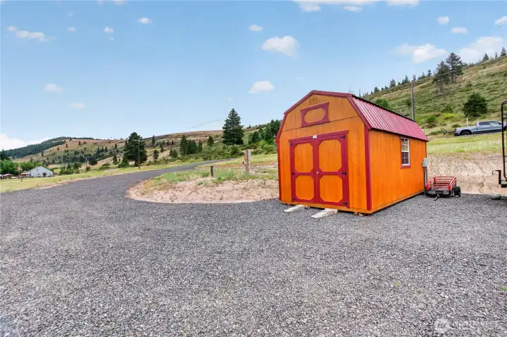 Shed w pressure tank