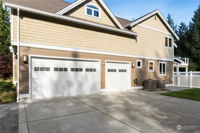 Large 3 car garage with easy accessibility. Lots of room to park all of those toys!