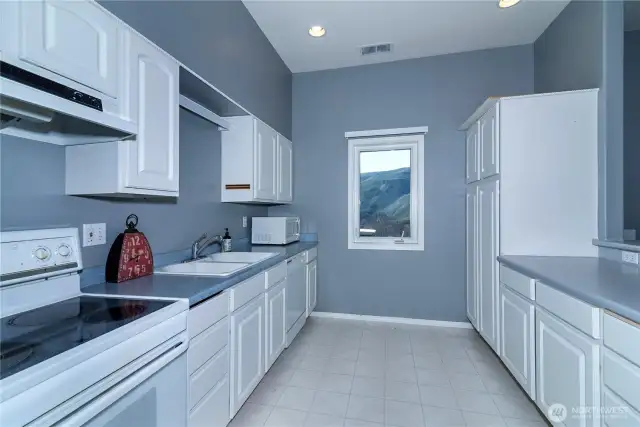 Downstairs 2nd Kitchen