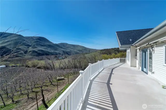 Uptairs deck with incredible views!