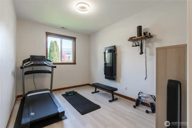 flex space off of kitchen with walk-in pantry