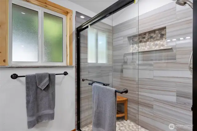 Main bath tiled shower.