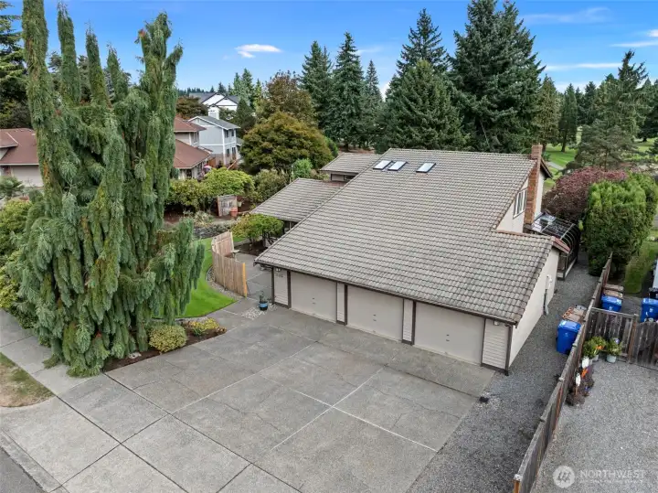 Front driveway/garage.