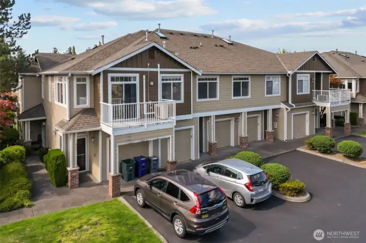 End-unit Sammamish condo with private garage and territorial views in Cameray community