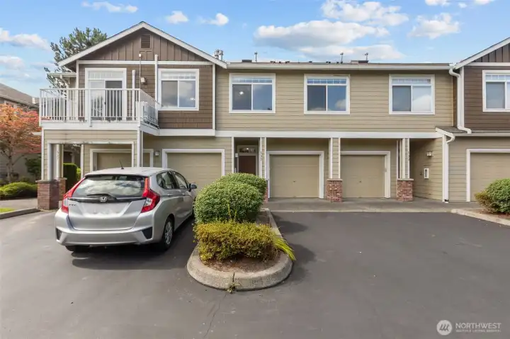 End-unit Sammamish condo with private garage and territorial views in Cameray community
