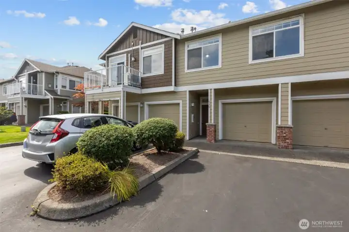 End-unit Sammamish condo with private garage and territorial views in Cameray community