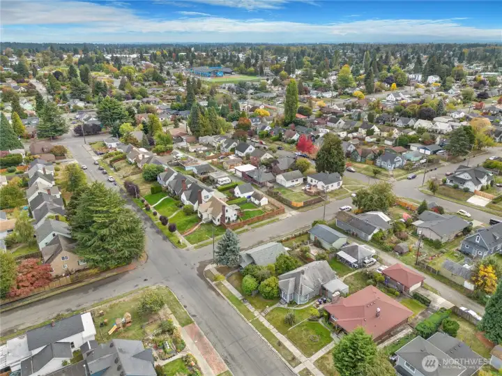 This home is about 3 blocks from the library, 3 minutes from Safeway, and 6 minutes from the Tacoma Mall.