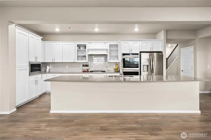 Lg Island for entertaining, baking, cooking, crafts endless possibilities!