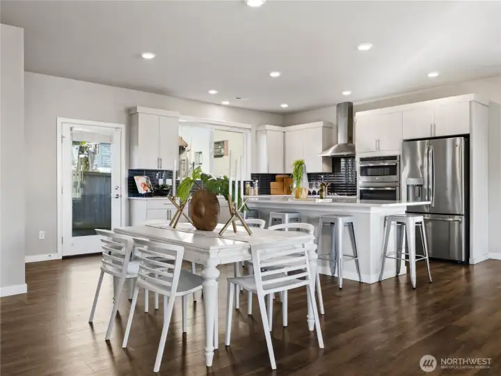 Access to the fenced backyard!