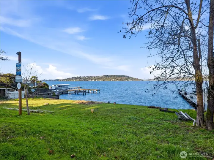 Lake Washington nearby!