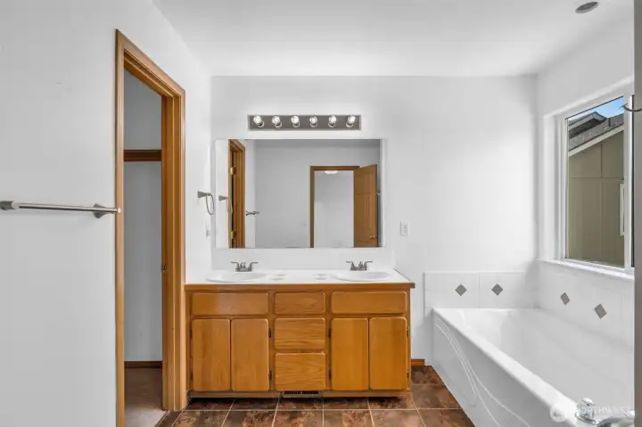 En-Suite Bathroom with soaking tub
