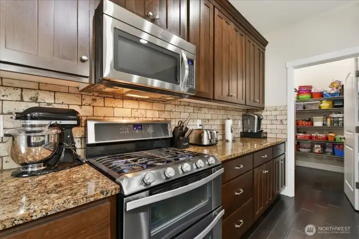Kitchen, gas range, granite counters, walk-in pantry, engineered hardwood floors