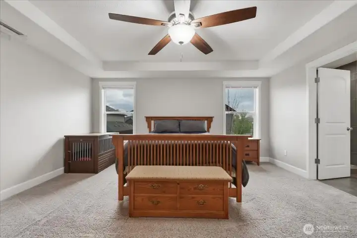 Primary suite, carpeted, ceiling fan