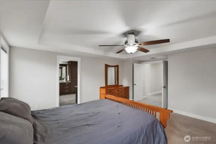 Primary suite, carpeted, ceiling fan