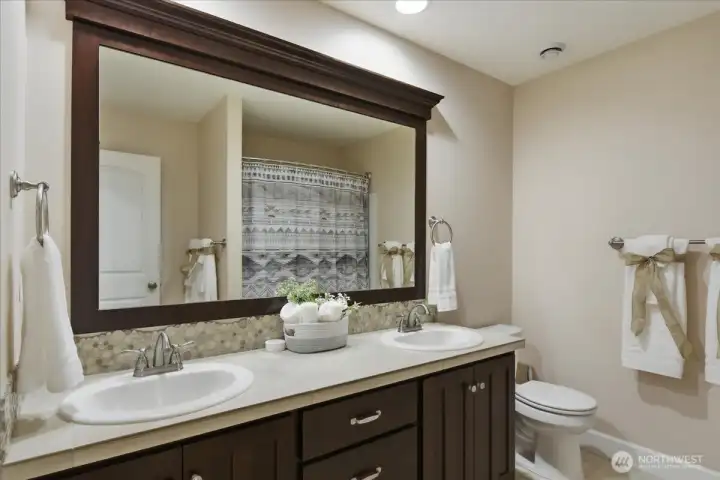 Full bathroom, upper, double vanity