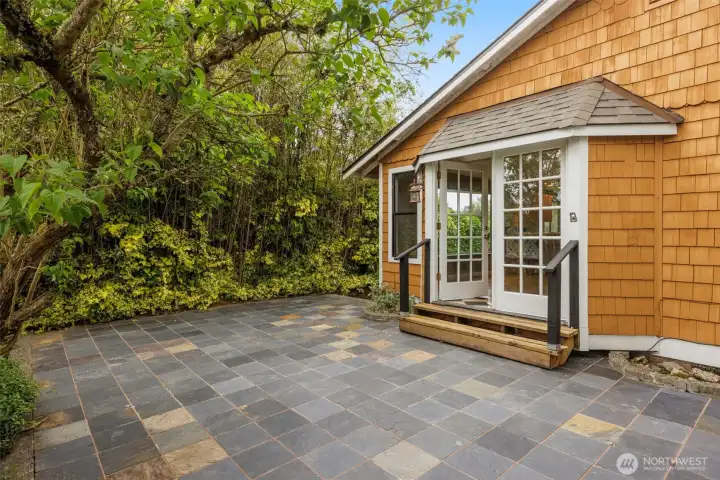 Fenced in patio area - Perfect for relaxing/entertaining