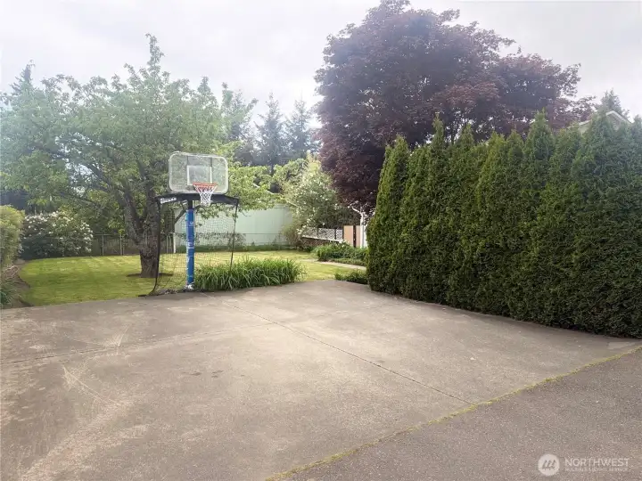 Great time to make some awesome memories & hoop it up on your own private outdoor basketball court!!! Adjustable height of 7ft - 10ft