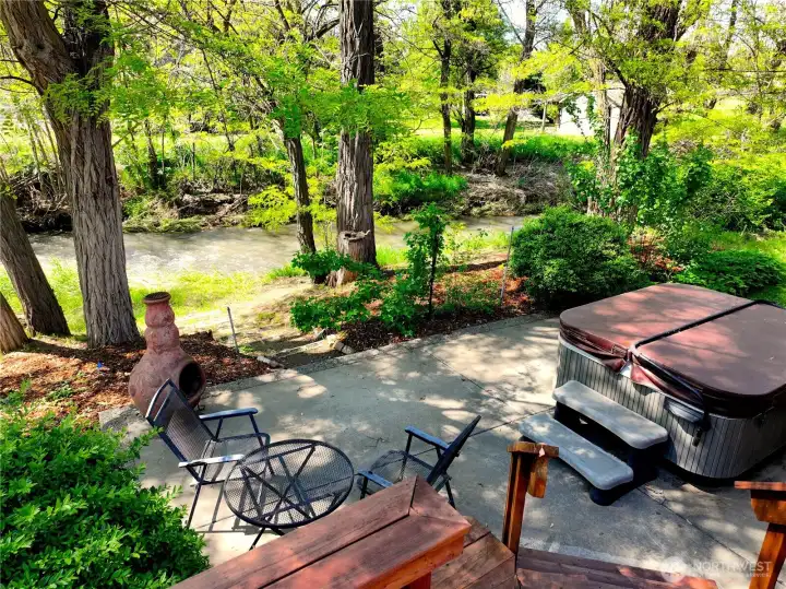 Enjoy the Hot tub near Yellowhawk Creek