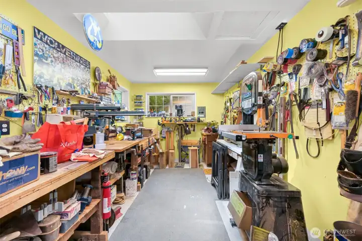 156 sq ft shop space. Could be workout space