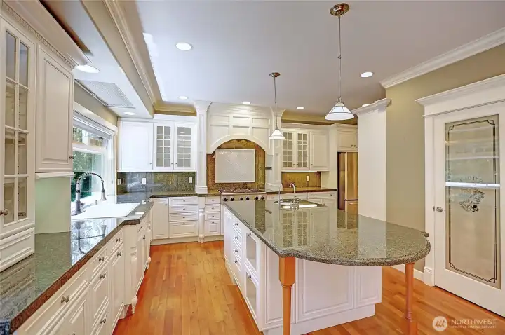 Walk-in pantry, 6 burner cook top, island prep space.