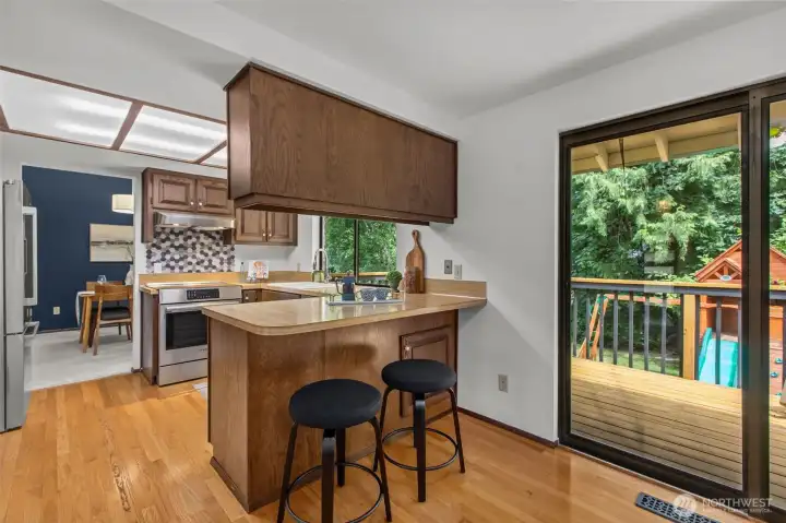 Eat-in dining area offers flexibility of dining options Eat-in dining area offers flexibility of dining options