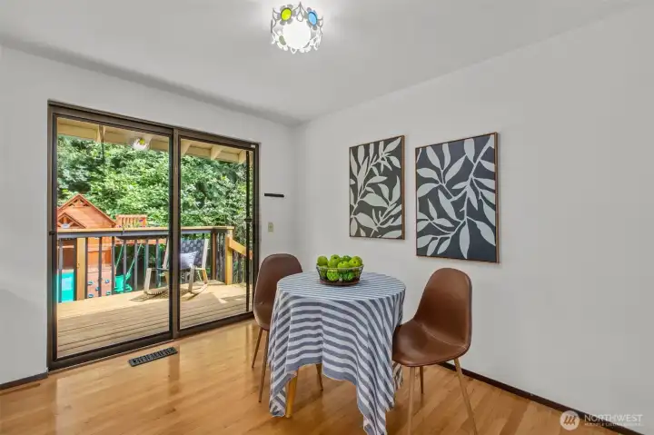 Eat-in dining area offers flexibility of dining options Eat-in dining area offers flexibility of dining options