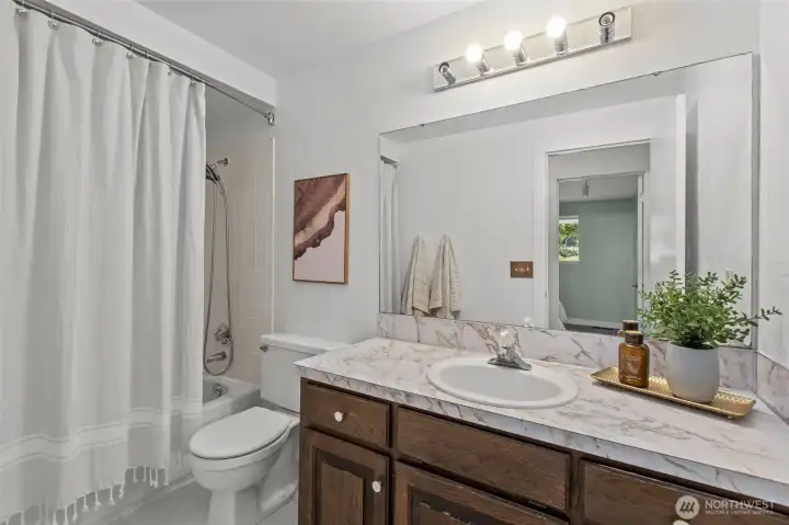 Shared full bathroom on the upper floor Shared full bathroom on the upper floor