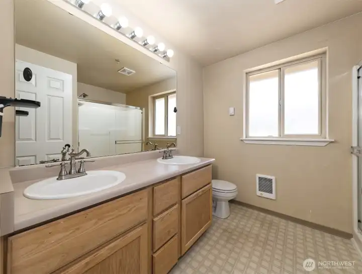 BATHROOM OF THE PRIMARY BEDROOM