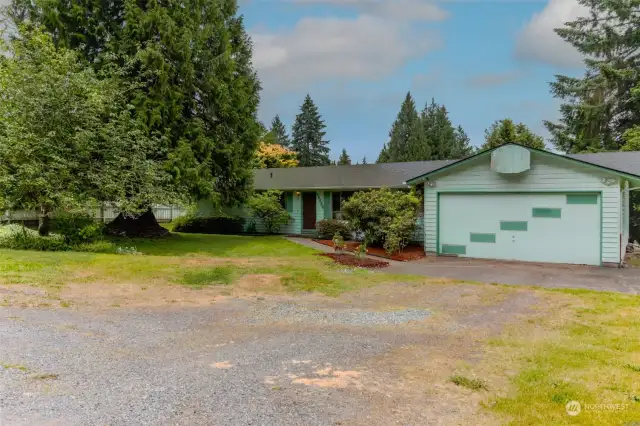 Welcome to this conveniently located rambler in South Lake Stevens near Snohomish