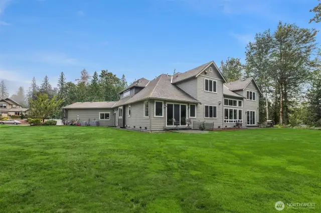 Embrace the tranquil outdoor setting with a sunny level and endless lawn  for frisbee, golf, and so much more. Just minutes from Aldarra Golf Club. 20 minutes to Redmond Town Center and 30 minutes to Bellevue.